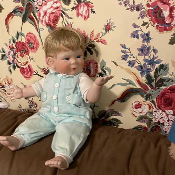 AstonDrake porcelain doll with lighting bug, batteries included, no certificate - Picture 9 of 15